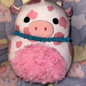 Sea shell necklaces in colors pink an blue